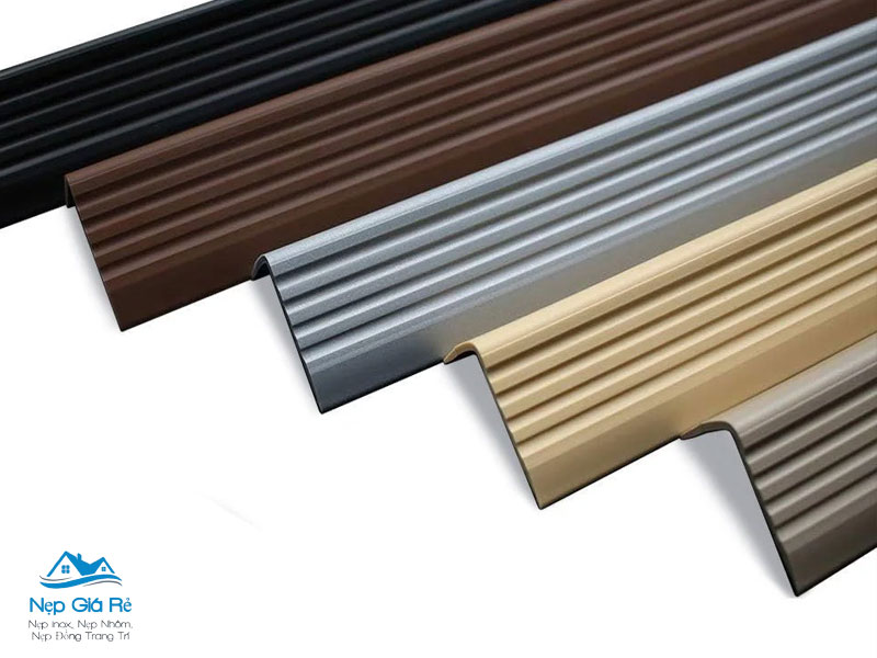 So-sanh-nep-nhom-va-nep-dong-chong-truot-cau-thang-1-nepgiare