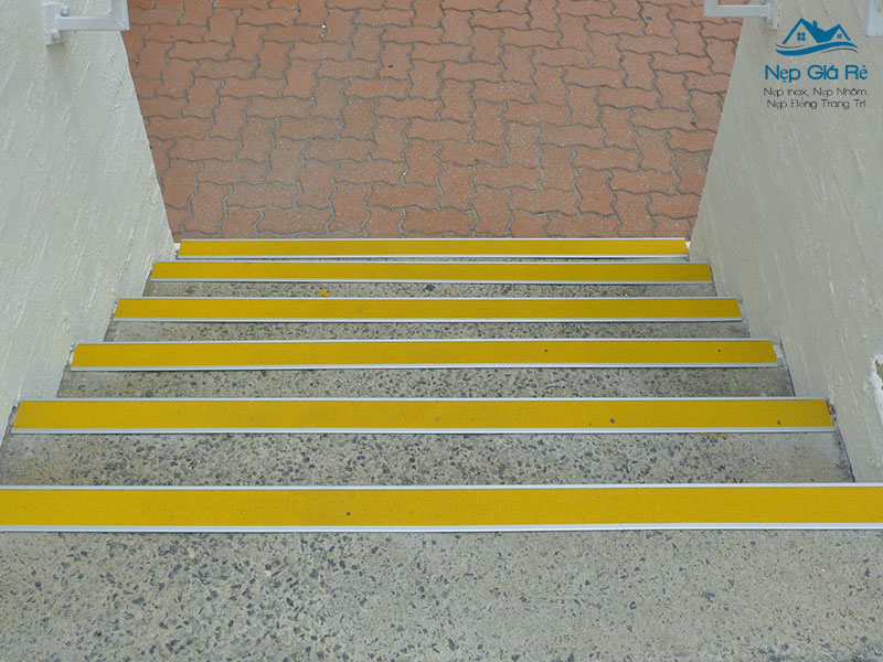 So-sanh-nep-nhom-va-nep-dong-chong-truot-cau-thang-nepgiare